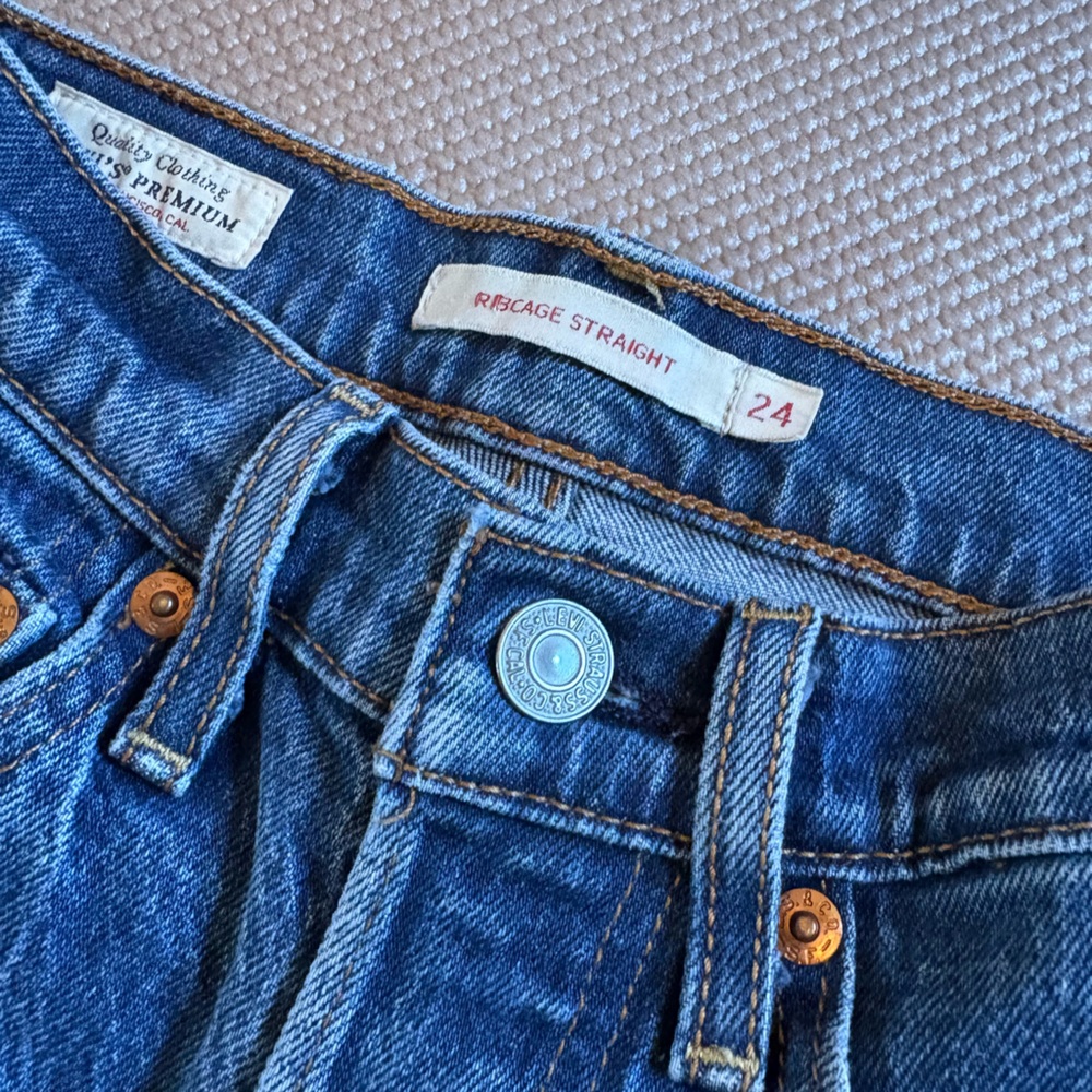 Levi’s Ribcage Straight - Picture 2 of 4